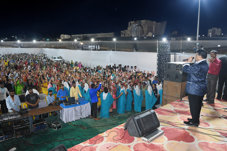 On January 13 and 14, 2024, thousands gathered for Grace Ministry's two-day prayer meeting at Sion on the Mumbai grounds. The two-day prayer assembly drew attendees from around Mumbai in Koliwada, Dharavi.